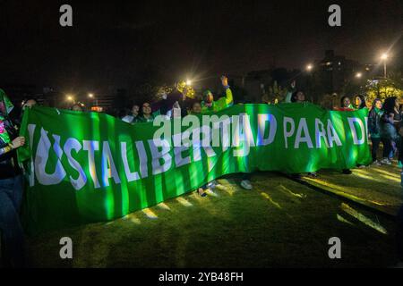 Quito, Ecuador. 28 settembre 2024. I manifestanti tengono uno striscione con la scritta "libertà e giustizia" durante la manifestazione. Diverse collettività femministe marciano per le strade di Quito protestando contro la discriminazione dell'aborto. Nonostante la storica decisione della Corte costituzionale dell'Ecuador di depenalizzare l'aborto, l'attuazione della depenalizzazione è stata lenta e ha incontrato resistenza politica e sociale. (Foto di Veronica Lombeida/SOPA Images/Sipa USA) credito: SIPA USA/Alamy Live News Foto Stock