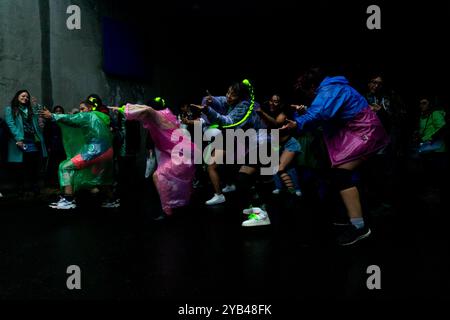 Quito, Ecuador. 28 settembre 2024. I manifestanti si esibiscono in una danza sul tema dell'aborto durante la manifestazione. Diverse collettività femministe marciano per le strade di Quito protestando contro la discriminazione dell'aborto. Nonostante la storica decisione della Corte costituzionale dell'Ecuador di depenalizzare l'aborto, l'attuazione della depenalizzazione è stata lenta e ha incontrato resistenza politica e sociale. (Foto di Veronica Lombeida/SOPA Images/Sipa USA) credito: SIPA USA/Alamy Live News Foto Stock