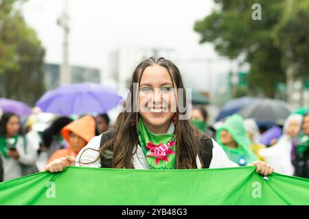 Quito, Ecuador. 28 settembre 2024. Un manifestante sorride mentre tiene in mano uno striscione durante la dimostrazione. Diverse collettività femministe marciano per le strade di Quito protestando contro la discriminazione dell'aborto. Nonostante la storica decisione della Corte costituzionale dell'Ecuador di depenalizzare l'aborto, l'attuazione della depenalizzazione è stata lenta e ha incontrato resistenza politica e sociale. (Foto di Veronica Lombeida/SOPA Images/Sipa USA) credito: SIPA USA/Alamy Live News Foto Stock