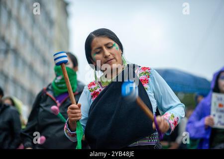 Quito, Ecuador. 28 settembre 2024. Una donna indigena suona musica durante la dimostrazione. Diverse collettività femministe marciano per le strade di Quito protestando contro la discriminazione dell'aborto. Nonostante la storica decisione della Corte costituzionale dell'Ecuador di depenalizzare l'aborto, l'attuazione della depenalizzazione è stata lenta e ha incontrato resistenza politica e sociale. (Foto di Veronica Lombeida/SOPA Images/Sipa USA) credito: SIPA USA/Alamy Live News Foto Stock