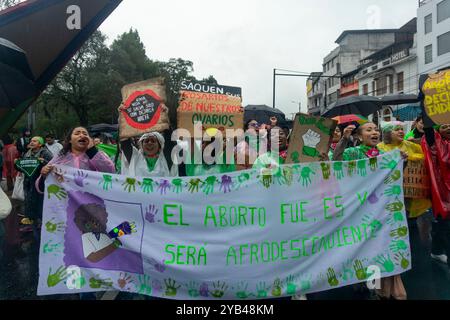 Quito, Pichincha, Ecuador. 28 settembre 2024. I manifestanti tengono uno striscione che dice "l'aborto era e sarà afro" durante la manifestazione. Io diverse collettività femministe marciano per le strade di Quito protestando contro la discriminazione dell'aborto. Nonostante la storica decisione della Corte costituzionale dell'Ecuador di depenalizzare l'aborto, l'attuazione della depenalizzazione è stata lenta e ha incontrato resistenza politica e sociale. (Credit Image: © Veronica Lombeida/SOPA Images via ZUMA Press Wire) SOLO PER USO EDITORIALE! Non per USO commerciale! Foto Stock