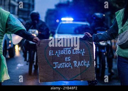 Quito, Pichincha, Ecuador. 28 settembre 2024. I manifestanti marciano con un cartello che dice "˜l'aborto legale è giustizia sociale" durante la manifestazione diverse collettività femministe marciano per le strade di Quito protestando contro la discriminazione dell'aborto. Nonostante la storica decisione della Corte costituzionale dell'Ecuador di depenalizzare l'aborto, l'attuazione della depenalizzazione è stata lenta e ha incontrato resistenza politica e sociale. (Credit Image: © Veronica Lombeida/SOPA Images via ZUMA Press Wire) SOLO PER USO EDITORIALE! Non per USO commerciale! Foto Stock