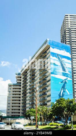 Oahu, Hawaii, Stati Uniti d'America - 26 febbraio 2024: Il murale delle Hawaii del giorno della Terra numero 64 di Robert Wyland si trova sul lato del Royal Aloha Condo Foto Stock
