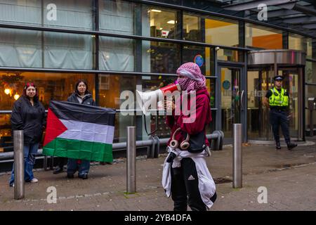 Leeds, Regno Unito. 16 OTTOBRE 2024. Mentre le persone cantano con i megafoni fuori dalle porte d'ingresso mentre i manifestanti palestinesi hanno organizzato una manifestazione fuori dagli uffici della BBC Yorkshire nel centro di Leeds accusandoli di parzialità nella copertura del conflitto di Gaza. C'era una presenza significativa della polizia e i manifestanti non sono entrati. A seguito di ciò i manifestanti si trasferirono alla stazione degli autobus di Leeds, dove un uomo era dirompente e presumibilmente assalì uno dei manifestanti, portando a parlare con entrambi gli uomini dalla polizia, non ci furono arresti. Credito Milo Chandler/Alamy Live News Foto Stock