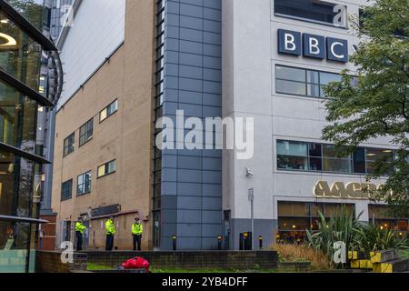 Leeds, Regno Unito. 16 OTTOBRE 2024. Mentre la polizia fa la guardia mentre i manifestanti palestinesi hanno organizzato una manifestazione fuori dagli uffici della BBC Yorkshire nel centro di Leeds accusandoli di pregiudizi nella copertura del conflitto di Gaza. C'era una presenza significativa della polizia e i manifestanti non sono entrati. A seguito di ciò i manifestanti si trasferirono alla stazione degli autobus di Leeds, dove un uomo era dirompente e presumibilmente assalì uno dei manifestanti, portando a parlare con entrambi gli uomini dalla polizia, non ci furono arresti. Credito Milo Chandler/Alamy Live News Foto Stock
