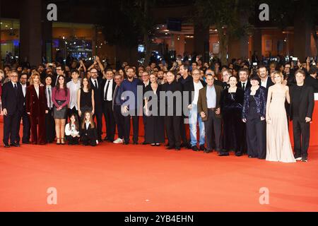 Roma, Lazio. 16 ottobre 2024. Il cast partecipa alla cerimonia di apertura e al Red carpet "Berlinguer - la grande ambizione" (Berlinguer - la grande ambizione) durante il 19° Festival del Cinema di Roma all'Auditorium Parco della musica il 16 ottobre 2024 a Roma, Italia. Crediti: massimo insabato/Alamy Live News Foto Stock