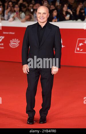 Roma, Lazio. 16 ottobre 2024. Luca Zingaretti partecipa alla cerimonia di apertura e al Red carpet "Berlinguer - la grande ambizione" (Berlinguer - la grande ambizione) durante il 19° Festival del Cinema di Roma all'Auditorium Parco della musica il 16 ottobre 2024 a Roma, Italia. Credito AllShotLive: SIPA USA/Alamy Live News Foto Stock