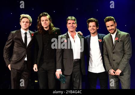 Foto datata 2/11/15 di Niall Horan (all'estrema sinistra), Harry Styles (a sinistra), Simon Cowell (al centro) Louis Tomlinson (a destra) e Liam Payne (all'estrema destra) 1D presentano il Music Industry Trust Award a Simon Cowell al Music Industry Trusts Award (MITS) in aiuto delle associazioni benefiche Nordon Robbins e Brit Trust al Grosvenor House Hotel. Londra. Liam Payne è morto dopo essere caduto dal terzo piano di un hotel di Buenos Aires, secondo i funzionari locali. Aveva 31 anni. Data di emissione: Mercoledì 16 ottobre 2024. Foto Stock