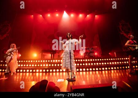 Londra, Regno Unito. 16 ottobre 2024. The Last Dinner Party è il primo dei tre spettacoli presso l'iconico Hammersmith Apollo. Cristina Massei/Alamy Live News Foto Stock