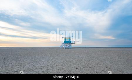 Deauville, Francia, Seascape of Cabourg Beach con bagnino, solo editoriale. Foto Stock