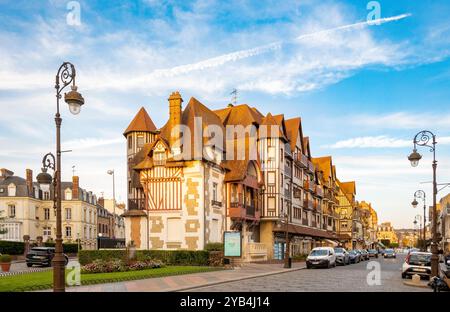 Deauville, Francia, tipica architettura antica di Deauville, solo editoriale Foto Stock
