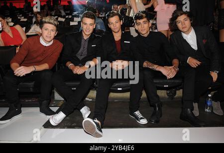 LOS ANGELES, CALIFORNIA - 6 SETTEMBRE: Niall Horan, Liam Payne, Harry Styles, Zayn Malik e Louis Tomlinson di One Direction nel pubblico agli MTV Video Music Awards 2012 allo Staples Center il 6 settembre 2012 a Los Angeles, California. MPIPG/ MediaPunch. Foto Stock