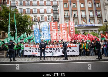 Madrid, Spagna. 16 ottobre 2024. Un gruppo di manifestanti è circondato dalla polizia antisommossa durante una manifestazione degli insegnanti. Dimostrazione degli insegnanti di fronte al dipartimento istruzione della Comunità di Madrid per chiedere un cambiamento di orario di insegnamento, libertà di scelta dell'orario di lavoro nei centri di istruzione, parità di retribuzione, riduzione dei rapporti, quote richieste per le misure volte a contrastare la diversità e un piano d'urto contro la burocrazia. Credito: SOPA Images Limited/Alamy Live News Foto Stock