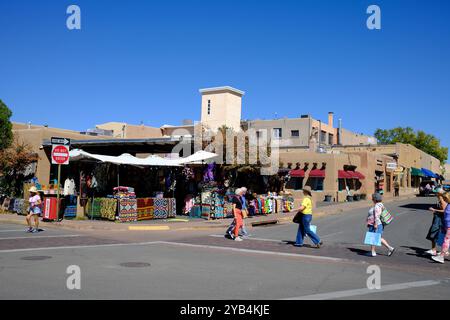 Un angolo di strada trafficata a Santa Fe, New Mexico Foto Stock