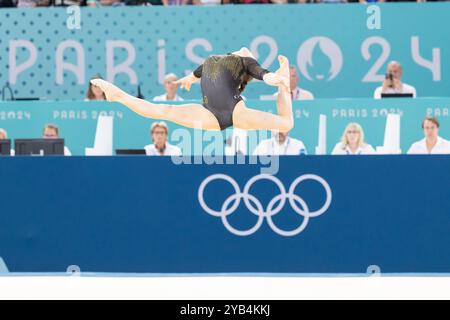 1 agosto 2024: Kaylia Nemour dell'Algeria si esibisce sul pavimento nella ginnastica artistica femminile all-around durante i Giochi Olimpici di Parigi 2024 a Parigi, in Francia. Daniel Lea/CSM Foto Stock