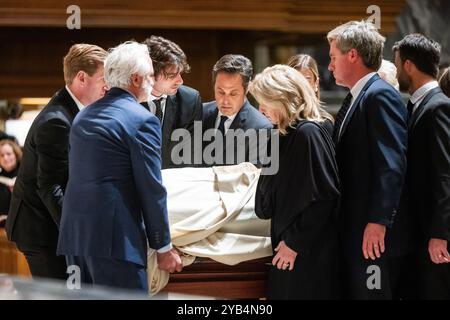 Pallbearers cary lo scrigno di Ethel Kennedy, la vedova di Robert F. Kennedy, all'Alter durante un servizio commemorativo per la sua vita nella Cattedrale di San Matteo Apostolo a Washington, DC, USA, 16 ottobre 2024. Kennedy morì il 10 ottobre a 96 anni. Il presidente DEGLI STATI UNITI Joe Biden e gli ex presidenti Barack Obama e Bill Clinton hanno partecipato al servizio. Credito: Jim LoScalzo/Pool via CNP/MediaPunch Foto Stock