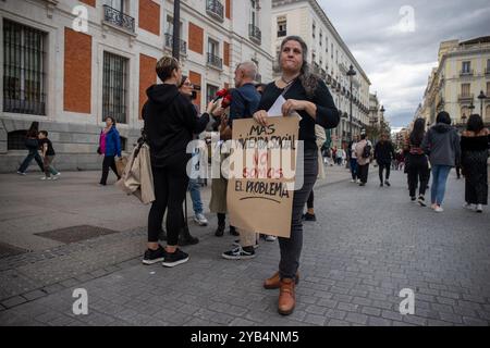 Madrid, Spagna. 16 ottobre 2024. Un manifestante tiene in mano un cartello durante la dimostrazione. L'associazione Madrid Aloja, che rappresenta più di 5.000 case di uso turistico (VUT) nella Comunità di Madrid, e la piattaforma di piccoli proprietari di immobili MadVut hanno chiesto una dimostrazione a Puerta del Sol. Lo scopo della protesta era chiedere alla Comunità di Madrid di attuare norme più eque che difendano i diritti dei piccoli proprietari di case di uso turistico, che sono stati gravemente colpiti dalle misure restrittive imposte negli ultimi mesi. Credito: SOPA Images Limited/Alamy Live News Foto Stock