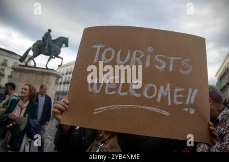 Madrid, Spagna. 16 ottobre 2024. Un manifestante tiene in mano un cartello durante la dimostrazione. L'associazione Madrid Aloja, che rappresenta più di 5.000 case di uso turistico (VUT) nella Comunità di Madrid, e la piattaforma di piccoli proprietari di immobili MadVut hanno chiesto una dimostrazione a Puerta del Sol. Lo scopo della protesta era chiedere alla Comunità di Madrid di attuare norme più eque che difendano i diritti dei piccoli proprietari di case di uso turistico, che sono stati gravemente colpiti dalle misure restrittive imposte negli ultimi mesi. Credito: SOPA Images Limited/Alamy Live News Foto Stock