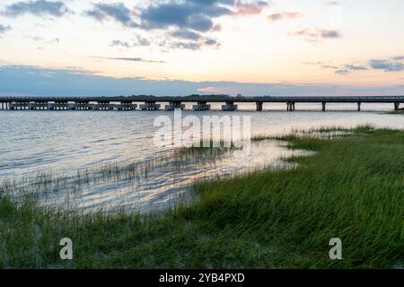 Splendida vista del tramonto dal Hunting Island State Park, nelle Isole Sea della Carolina del Sud Foto Stock