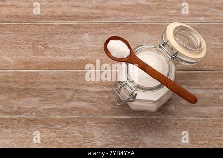 Bicarbonato di sodio - composto solido cristallino nel vaso di vetro e nel cucchiaio. Foto Stock