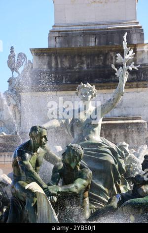 Monumento ai Girondins e Fontana dei Girondins in Place des Quinconces a Bordeaux. Bordeaux, Gironda, Nouvelle Aquitaine, Francia, Europa Foto Stock