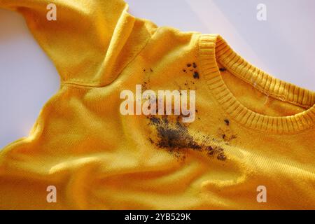 sporco di fango su un panno di colore giallo Foto Stock