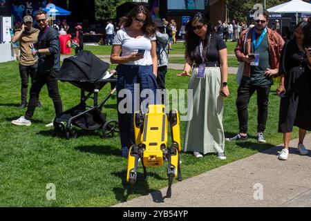 Sydney, Australia. 17 ottobre 2024. SXSW Sydney. Nella foto: Un tipo di animale domestico robot viene mostrato alle persone del Tumbalong Park. Crediti: Richard Milnes/Alamy Live News Foto Stock