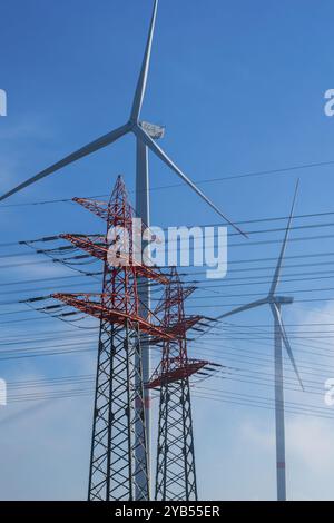 Turbina eolica, pilone ad alta tensione, linea elettrica, Bergedorf, Amburgo Foto Stock