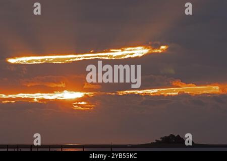 Tramonto su Hallig Hooge, Warft, Frisia settentrionale, Schleswig-Holstein, Germania, Europa Foto Stock