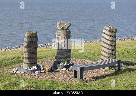 Sito commemorativo per coloro che sono sepolti in mare, porto, Strucklahnungshoern, Nordstrand, Frisia settentrionale, Schleswig-Holstein, Germania, Europa Foto Stock