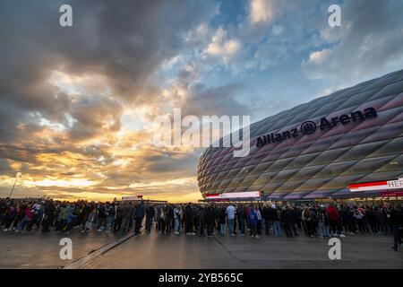 Spettatori, tifosi, coda, attesa di ingresso, partita internazionale della UEFA Nations League tra Germania e Paesi Bassi, Allianz Arena, Evening Mood, Monaco di Baviera, Foto Stock