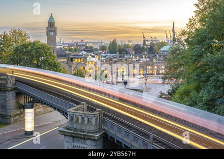 Lunga esposizione all'ora d'oro al Landungsbruecken con la linea metropolitana U3 in primo piano, Amburgo, Germania, Europa Foto Stock