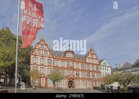 Casa barocca Zum Roemischen Kaiser costruita nel 1653 e bandiera con iscrizione Mainzer, mercato settimanale, Gutenbergmuseum, Liebfrauenplatz, Altstadt Foto Stock