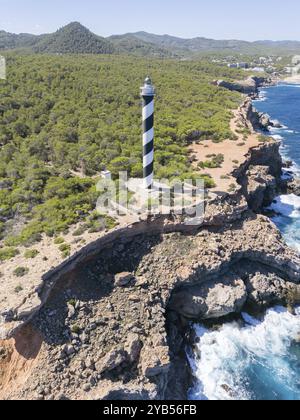 Veduta aerea del faro far de sa Punta des Moscarter, Ibiza, Isole Baleari, Spagna, Europa Foto Stock