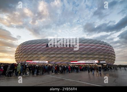 Spettatori, tifosi, coda, attesa di ingresso, partita internazionale della UEFA Nations League tra Germania e Paesi Bassi, Allianz Arena, Evening Mood, Monaco di Baviera, Foto Stock