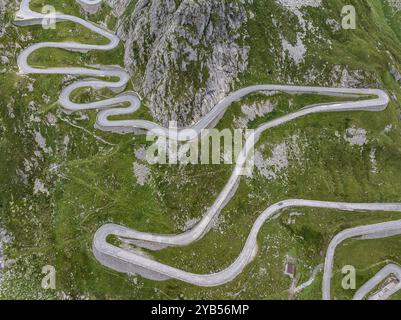 La Tremola, strada a serpentina famosa in tutto il mondo attraverso la Val Tremolo, monumento alla costruzione della strada, passo alpino con 24 tornanti. Passo del Gottardo vecchio. Dr Foto Stock