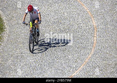 Ciclisti sulla strada di la Tremola, il passo alpino famoso in tutto il mondo che attraversa la Val Tremolo, il più lungo monumento di costruzione stradale della Svizzera con 24 hai Foto Stock