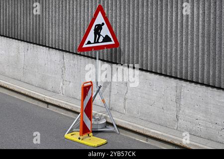 Pannello di segnalazione per cantieri edili Foto Stock