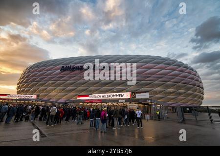 Spettatori, tifosi, coda, attesa di ingresso, partita internazionale della UEFA Nations League tra Germania e Paesi Bassi, Allianz Arena, Evening Mood, Monaco di Baviera, Foto Stock