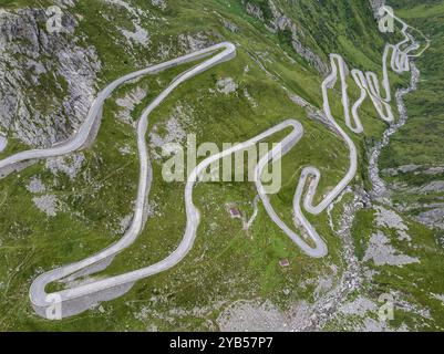 La Tremola, strada a serpentina famosa in tutto il mondo attraverso la Val Tremolo, monumento alla costruzione della strada, passo alpino con 24 tornanti. Passo del Gottardo vecchio. Dr Foto Stock