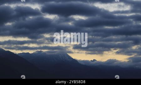 Nuvole oscure sulle montagne viste da Interlaken, Svizzera, Europa Foto Stock