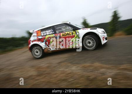 Treviri, Germania, 21 agosto 2011, Karl Kruuda e il suo codriver Martin Jaerveoja nella loro Skoda Fabia S2000 alla piovosa SS16 (Moselwein 1) della WRC A Foto Stock