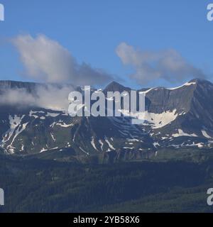 Montagne Gassenhorn e Faulhorn viste da Planalp, Brienz. Scena estiva nelle Alpi svizzere Foto Stock