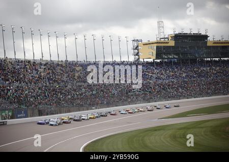 Ross Chastain guida il campo per l'AdventHealth 400 a Kansas City, Kansas, USA, Nord America Foto Stock