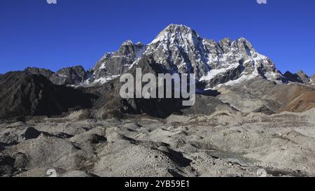 Ghiacciaio Ngozumpa e alte montagne viste da Dragnang, Nepal, Asia Foto Stock