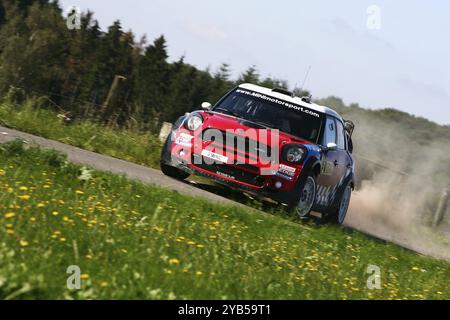 Treviri, Germania, 20 agosto 2011, Kris Meeke e il suo codriver Paul Nagle nella loro Prodrive Mini alla soleggiata SS9 (Birkenfelder Land 1) del WRC ADAC Foto Stock