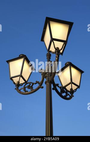 Vecchia lampada da strada di fronte a un cielo blu, vintage, Roermond, Paesi Bassi Foto Stock