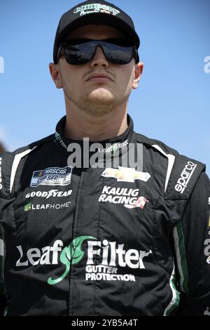 NASCAR Xfinty driver, Justin Haley (10) sale in pista per qualificarsi per l'Alsco Uniforms 250 all'Atlanta Motor Speedway di Hampton GA Foto Stock