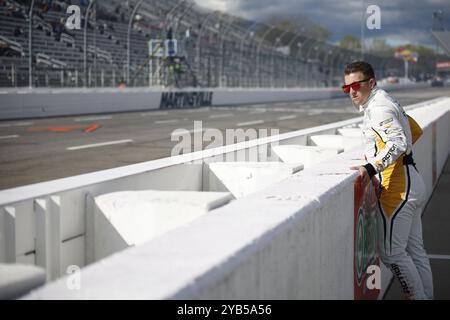 AJ Allmendinger, pilota della NASCAR Xfinity Series, si prepara ad allenarsi per il DUDE Wipes 250 a Martinsville, Virginia, USA, Nord America Foto Stock