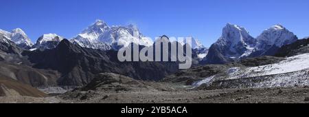 Alte montagne Pumori, Lobuche, Monte Everest, Nuptse, Lhotse, Makalu, Cholatse e Tobuche Foto Stock